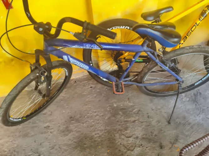 Bike e celular em estado bom