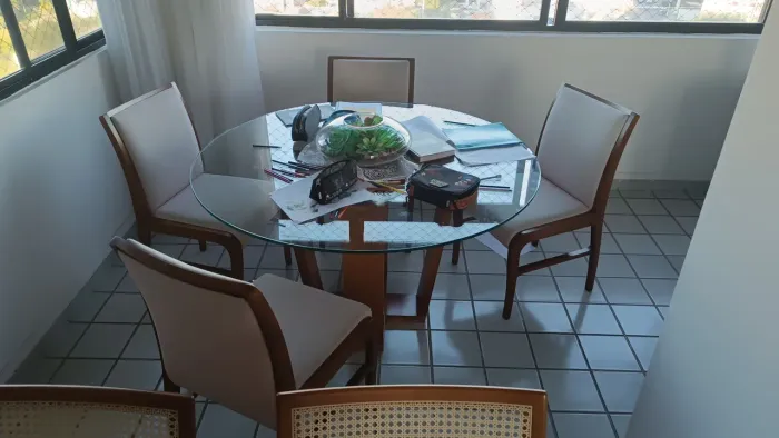 Mesa com tampo de vidro (1.30m diâmetro)e 04 cadeira VER DESCRIÇÃO