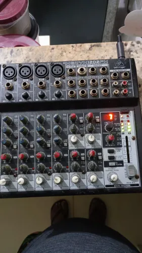 Mesa de som Beringer de 8 canais 