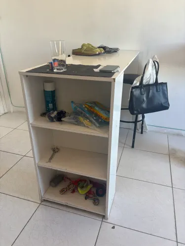 bancada com duas cadeiras