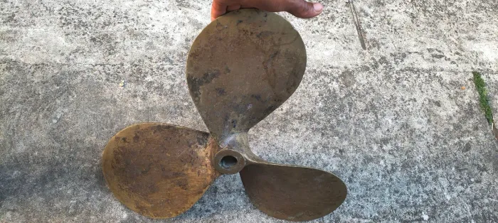 Hélice de barco para motor de 4 cilindros, produto impecável pronto para usar.