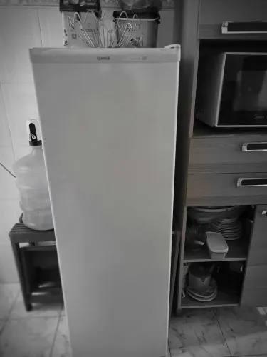 Vendo geladeira gelando muito bom estado