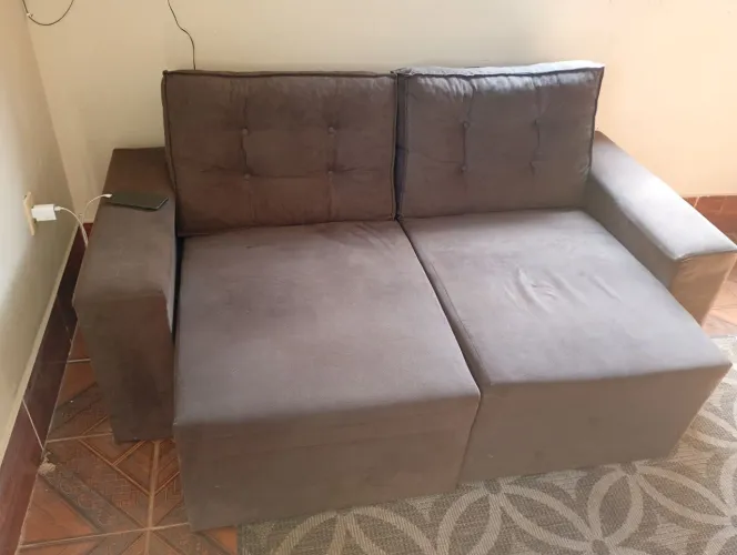 Sofá retrátil marrom