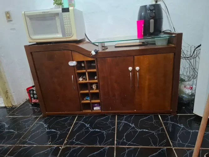Buffet Aparador de Madeira com Adega e Tampo de Vidro