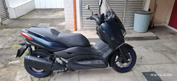 XMAX 2024 - moto de garagem