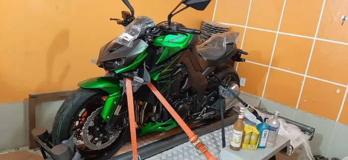 Vendo Kawasaki Z1000 com 15.000 de acessórios tenho todas as peças originais
