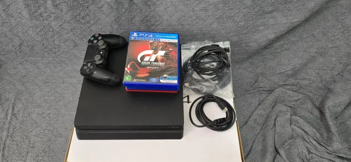 PlayStation 4, com um 1 controle, 4 jogos, HD 1TB, em perfeito estado.