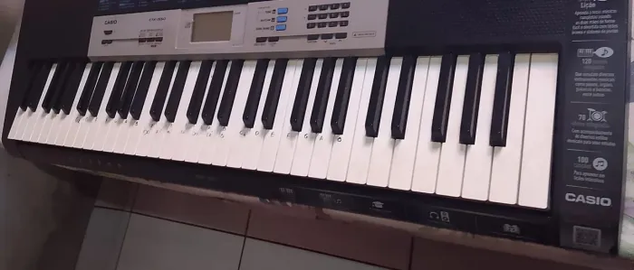 Vendo teclado Casio em boas condições. Funcionando. Com tripé
