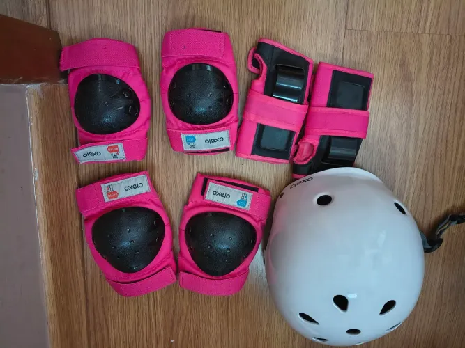 Kit Proteção infantil Oxelo Rosa. Capacete/ joelheira/cotoveleira e luvas