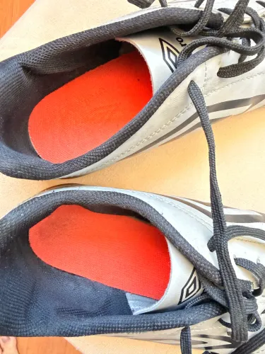 Chuteira Futsal Umbro Cinza e Preta TAM 43