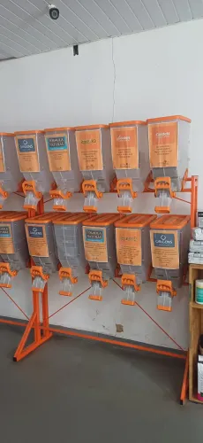 Expositor com 10 dispensers 