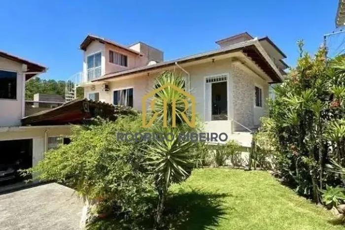 CASA COM 04 DORMITÓRIOS SENDO 01 SUITE- TRINDADE