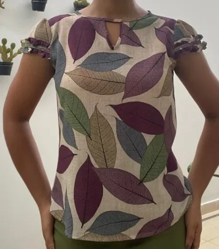 blusa estampada de folhas com manga detalhada leve e elegante