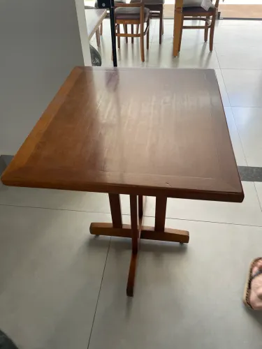 Mesa para quatro lugares