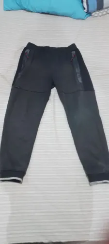calças jogger de moletom pretas com bolsos laterais com zíper e punhos nos tornozelos