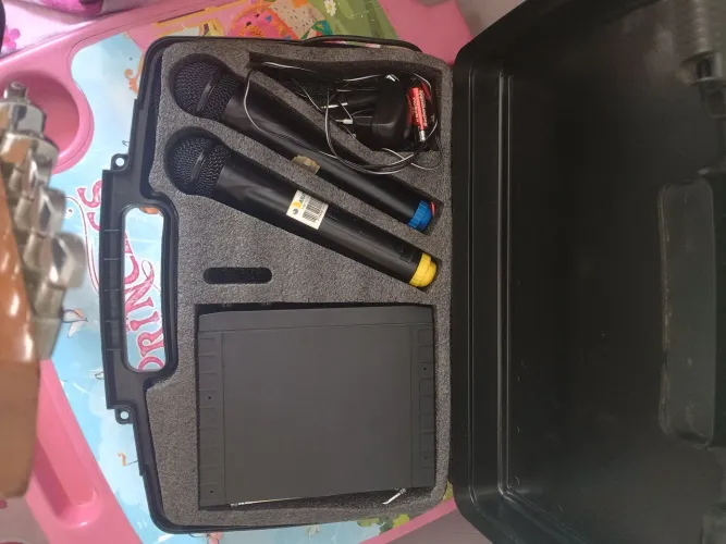 Microfone Sem Fio Duplo SKP Pro Audio UHF-261 + Maleta - Oportunidade