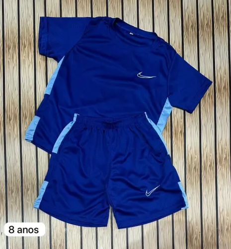 Conjunto de roupas infantis 