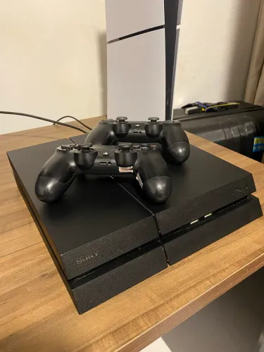 PS4 500gb 2 controles e 1 jogo