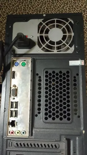 Vendo um computador CPU tela e teclado