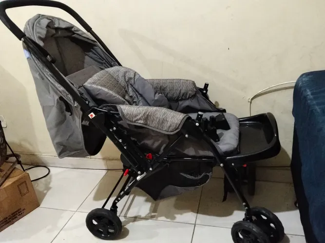 Carrinho de bebe com bebê conforto