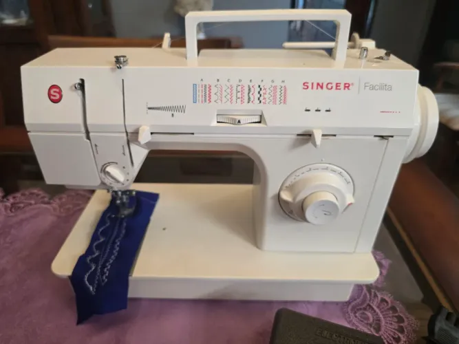 Maquina de costura Singer Facilita 2868C 220V estado de nova 18 pontos e cadeado.