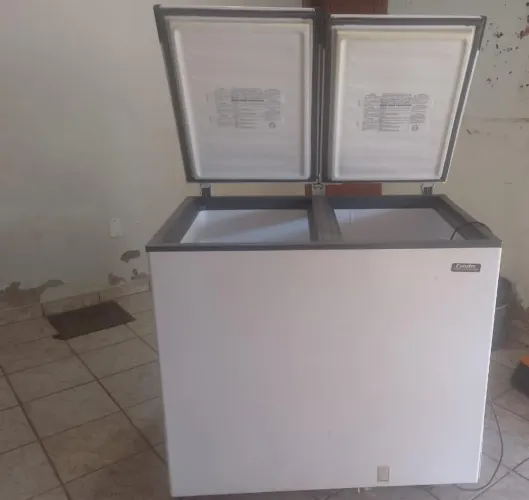 Freezer Esmaltec semi novo, tem que colocar gás, usado poucas vezes 