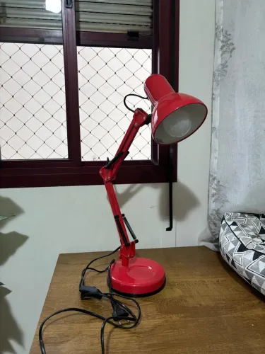 Luminária de Mesa articulável vermelha