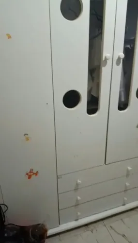Aguarda roupa infantil usado