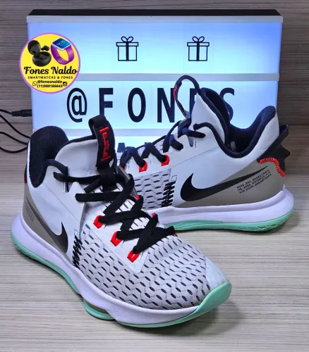Nike LeBron James Witness 5