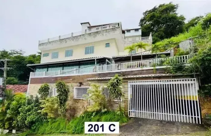 Imóvel para aluguel tem 107 metros quadrados com 2 quartos em Laranjeiras - Valença - RJ