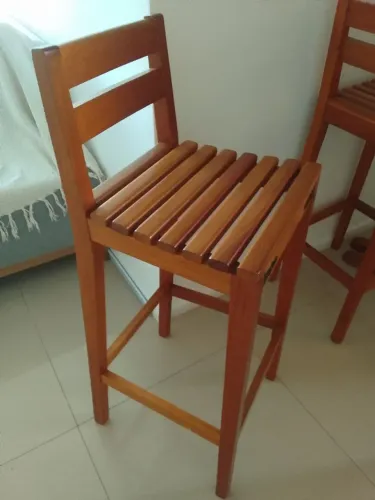 Banqueta alta em madeira