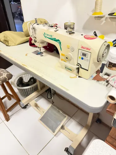 Máquina de Costura Bracob BC-9100A + Mesa