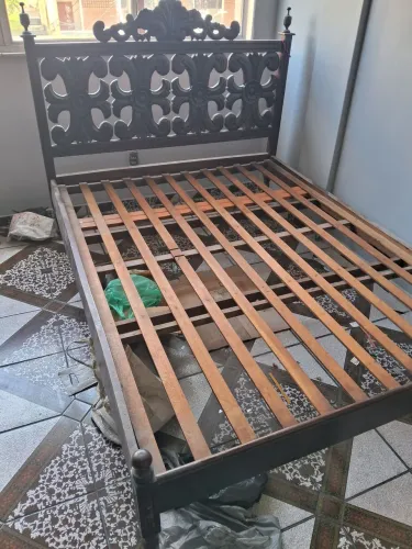 CAMA EM MADEIRA MACIÇA ANTIGA COM CABECEIRA