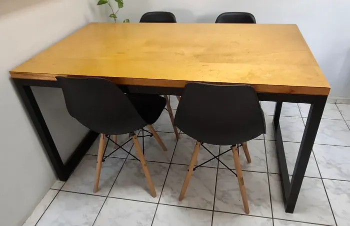 Mesa Industrial + 4 cadeiras pés palito