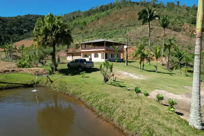 Vendo *Casa com Terreno de 60.000 m²* em *Vítor Hugo Domingos Martins, a apenas **200 met