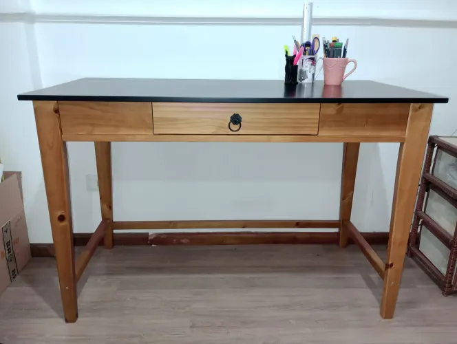 ESCRIVANINHA R$ 450,00 - usada em MADEIRA com as medidas: 120cm x 78 cm x 57,3 cm