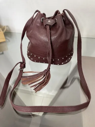 Bolsa Bucket Bag Lê Postiche em Couro Vinho
