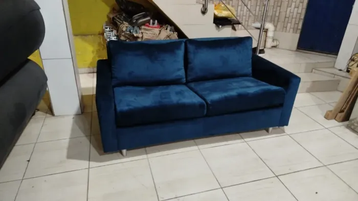 Sofá cama azul marinho de estrutura de ferro
