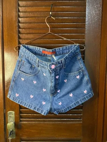 Short jeans com bordado de coração TAM 38