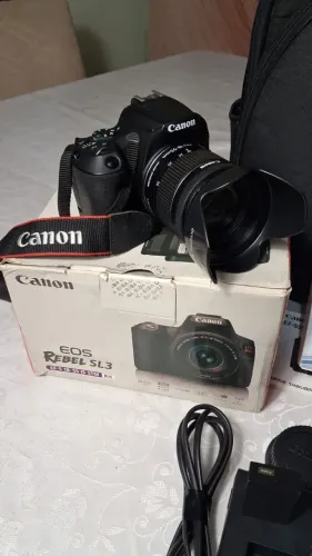 CÂMERA CANON SL3 + MOCHILA DE FOTOGRAFO + BRINDE MICROFONE LAPELA SEM FIO + 5 ACESSÓRIOS