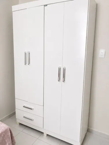 Guarda-roupa branco com pé