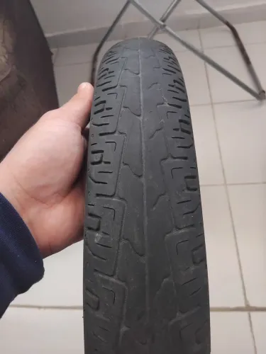 Vendo pneu dianteiro valor negociável