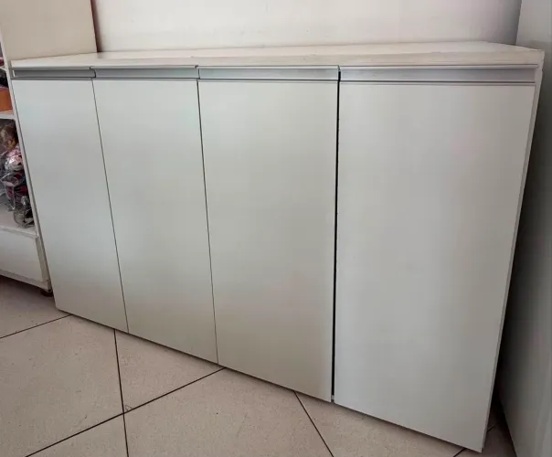 Balcão com 4 portas bem conservado