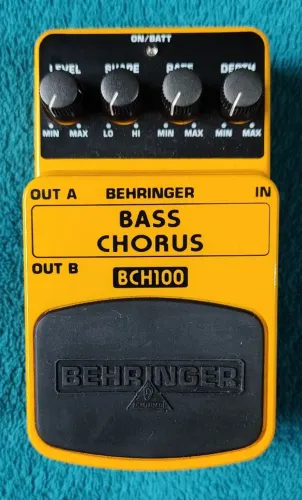 Pedal Chorus Behringer BCH100