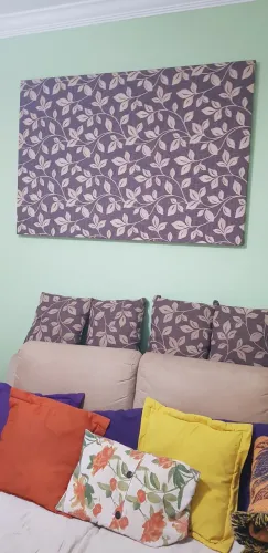 quadro tecido com 4 almofadas marrom