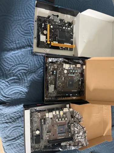 3 placas mães com defeito na caixa