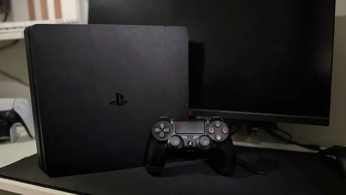 PS4 SLIM 1TB + 48 JOGOS + CONTROLE ORIGINAL