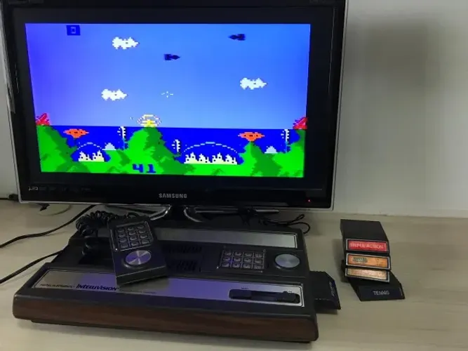 Videogame Mattel console Intellivision com 5 cartuchos. Original funcionando perfeitamente