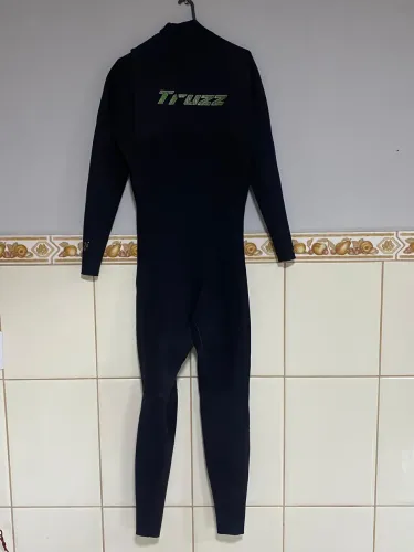 Roupa de borracha para surf, vedada 3.2 em perfeito estado zíper e entrada pela gola.