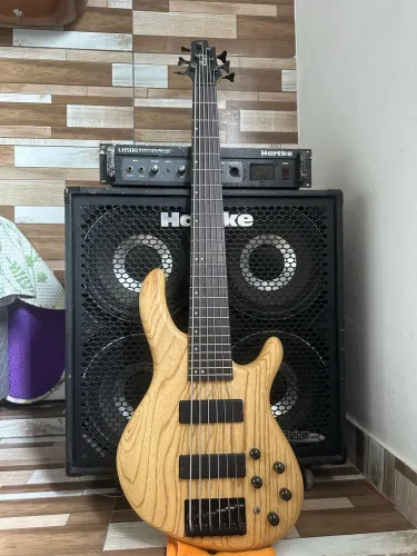 Contra baixo cort action dlx vi as Marck Bass
